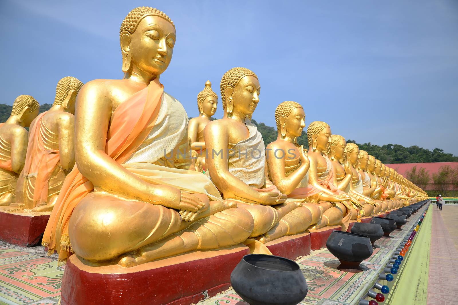 thousand of Golden Buddha statues by gypsygraphy