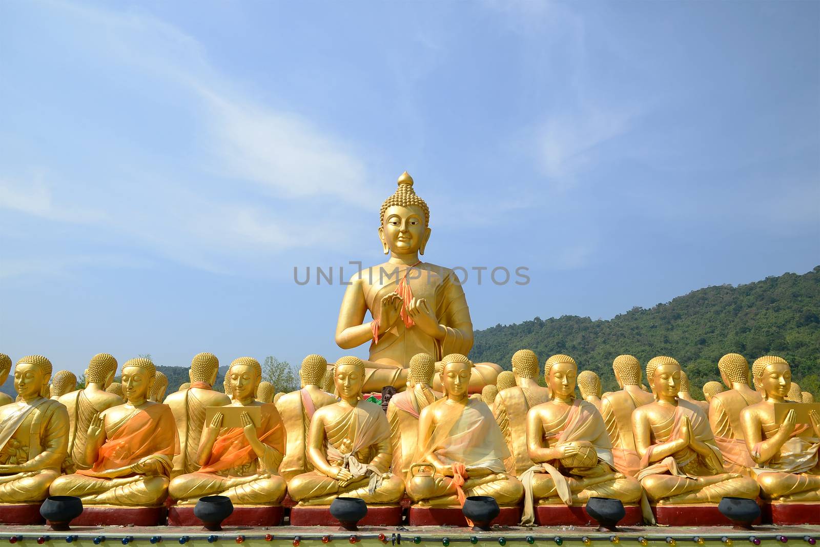 Big Golden and thousand of Golden Buddha statues