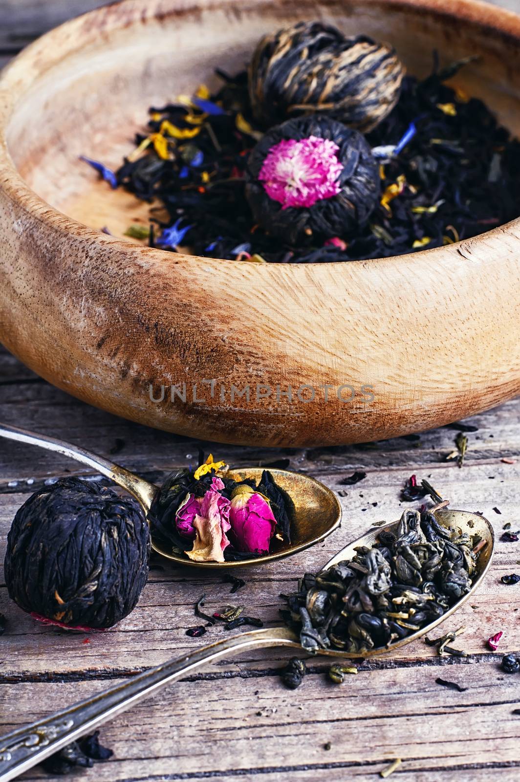 Few flavors of dry brewing loose leaf tea on wooden table