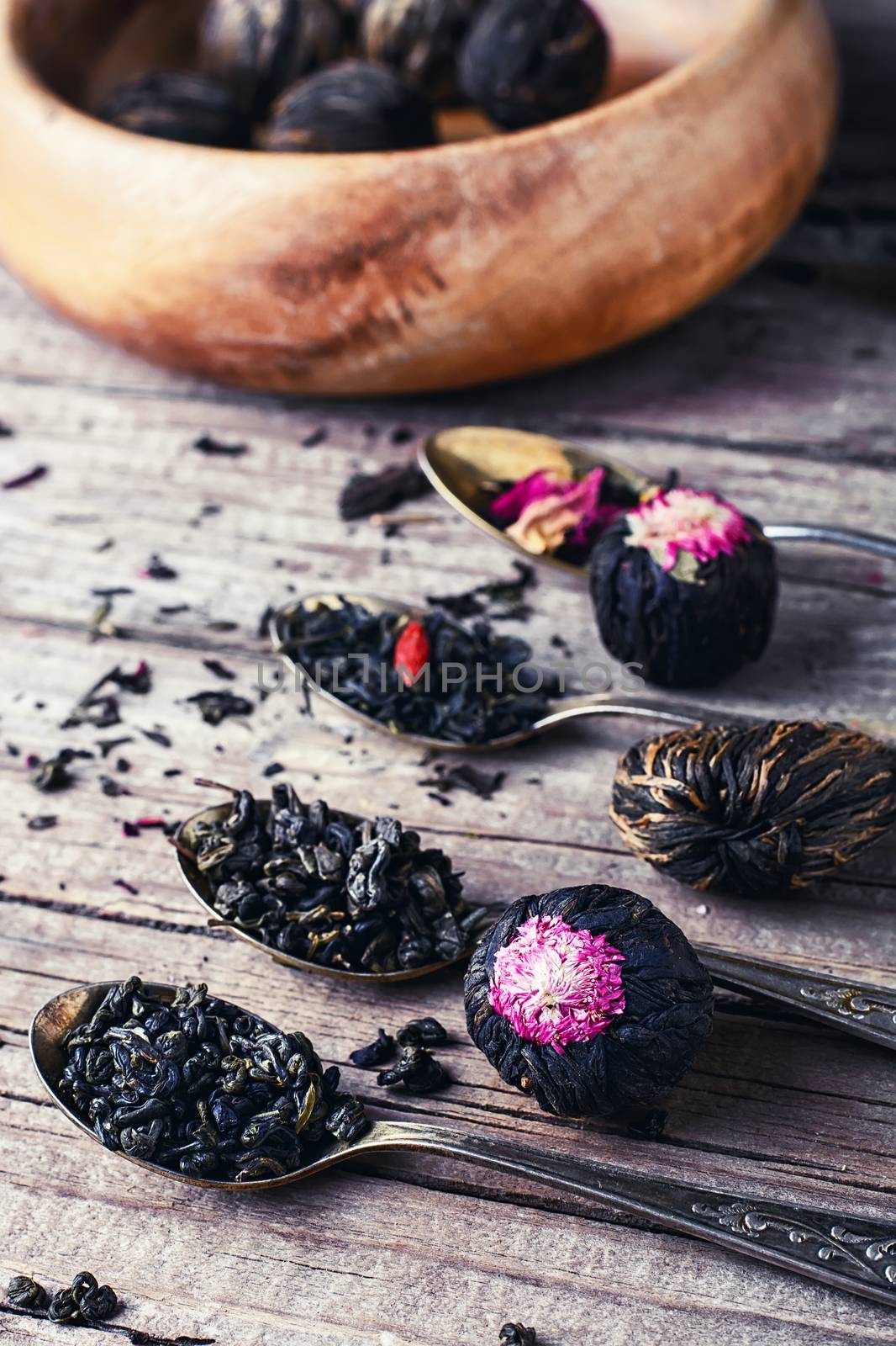Few flavors of dry brewing loose leaf tea on wooden table