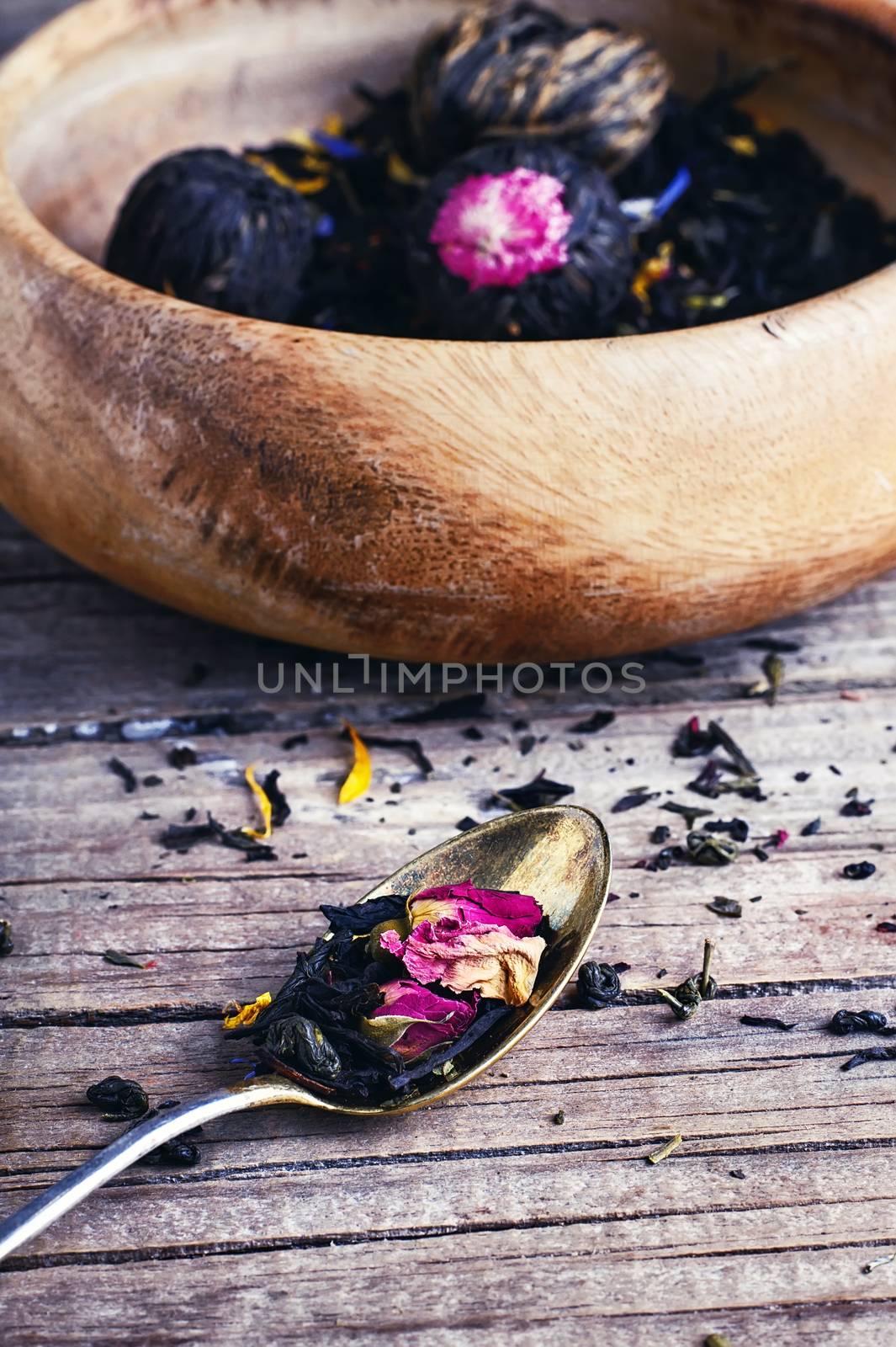 Few flavors of dry brewing loose leaf tea on wooden table