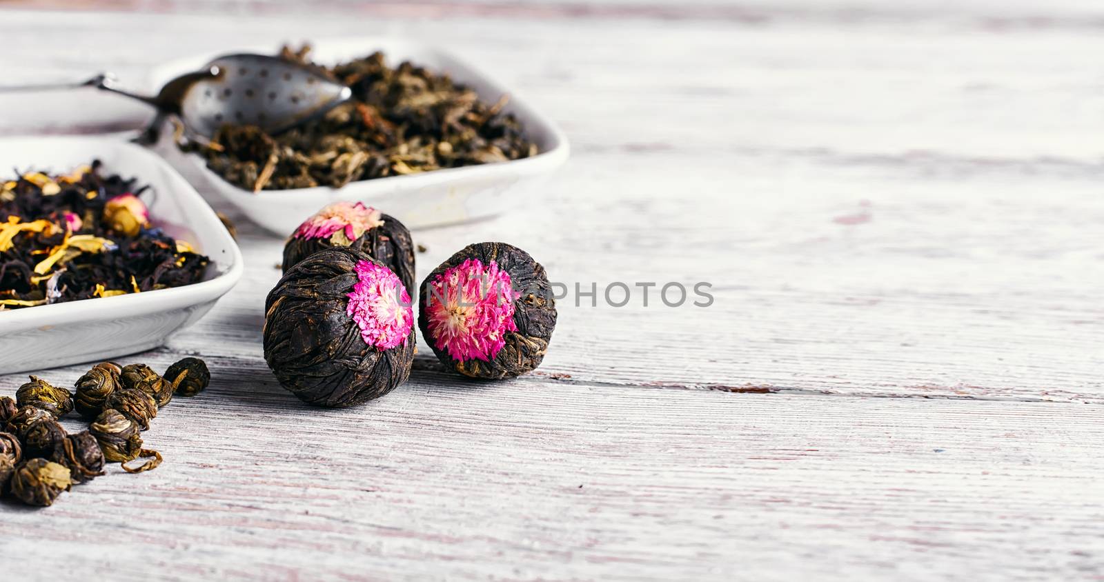 Few flavors of dry brewing loose leaf tea on wooden table