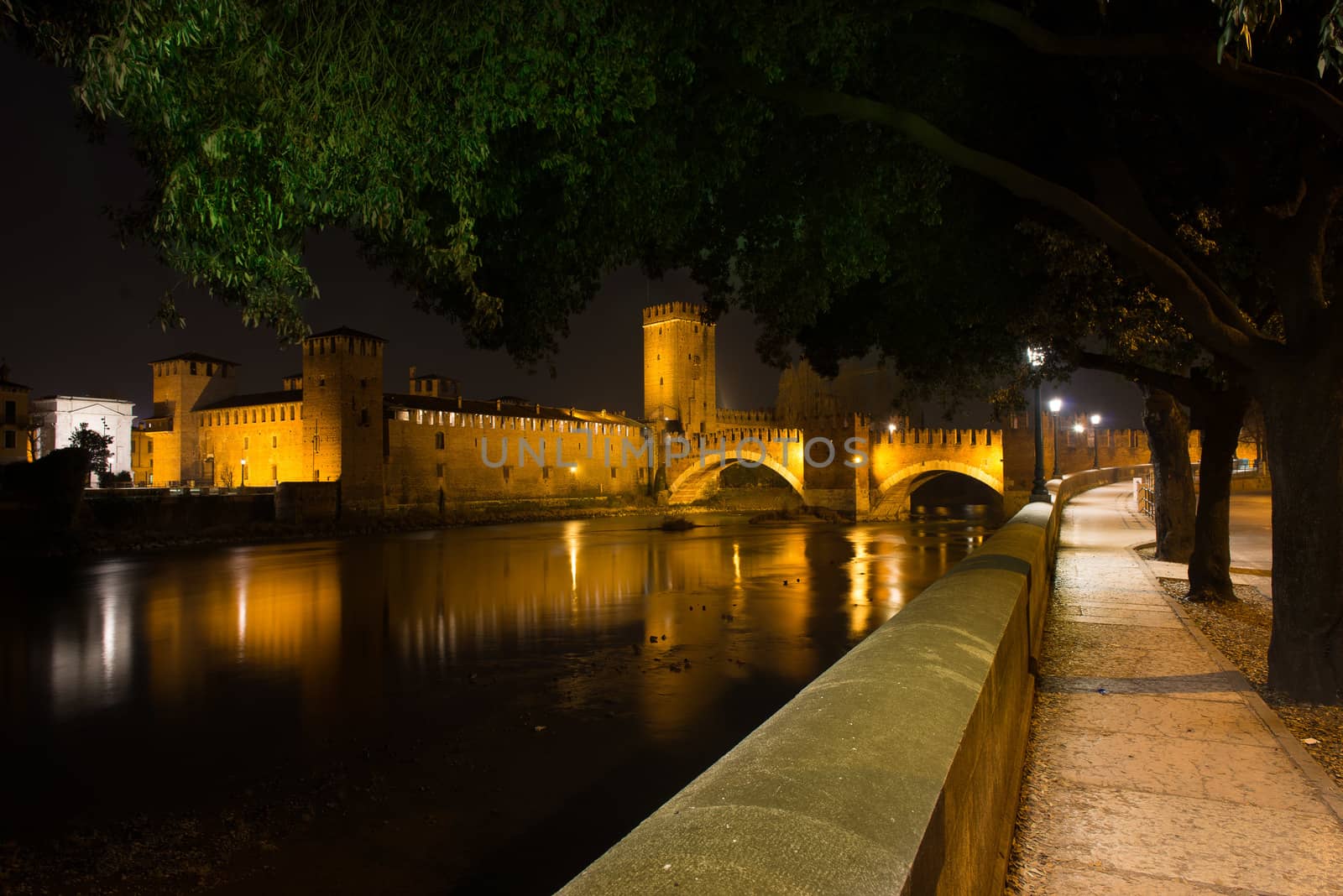 Nightview of Castelvecchio of Verona by faabi