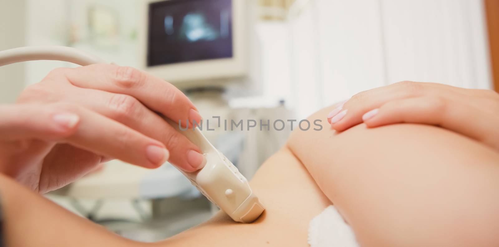 Ultrasound imaging of the abdomen in hospital