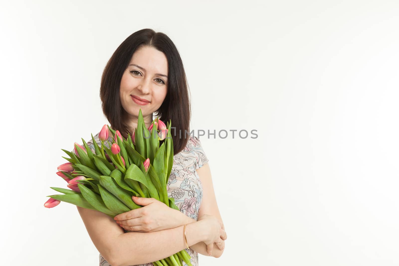 the beautiful woman holds a bouquet of tulips