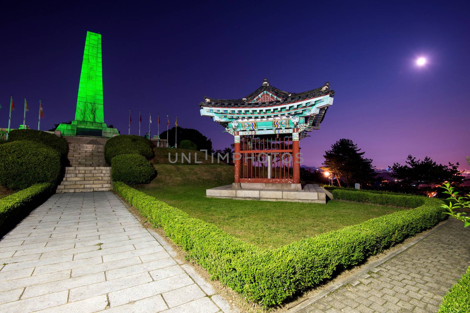 Park in the night, Korea. by gutarphotoghaphy