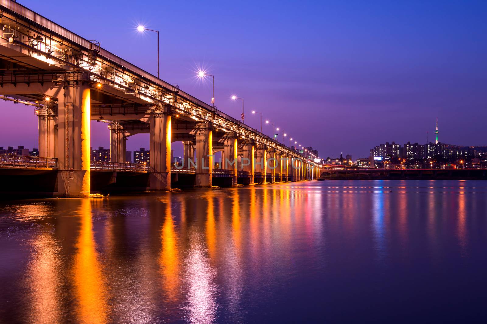 Rainbow fountain show at Banpo Bridge in Seoul, South Korea. by gutarphotoghaphy