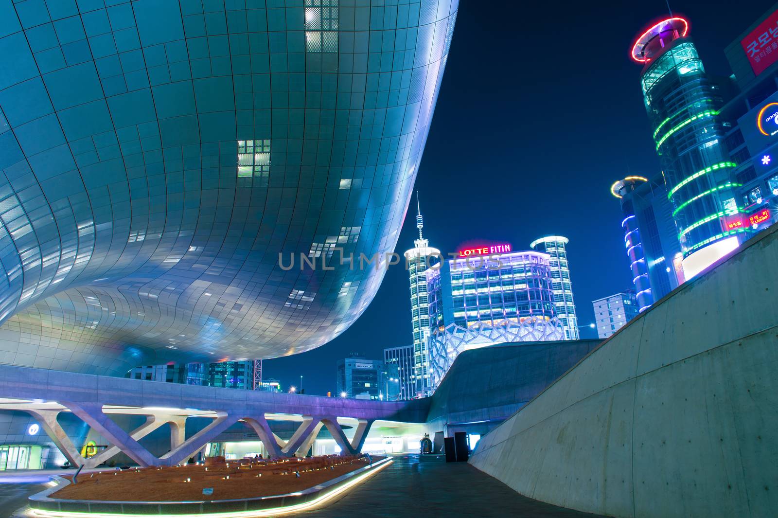 Dongdaemun Design Plaza is a modern architecture in Seoul designed by Zaha Hadid. by gutarphotoghaphy