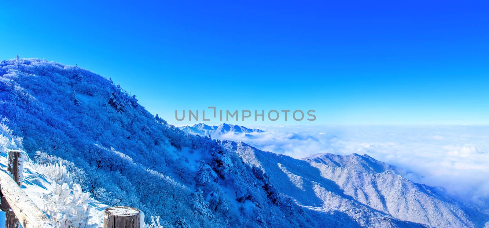 Deogyusan mountains is covered by snow and morning fog in winter by gutarphotoghaphy