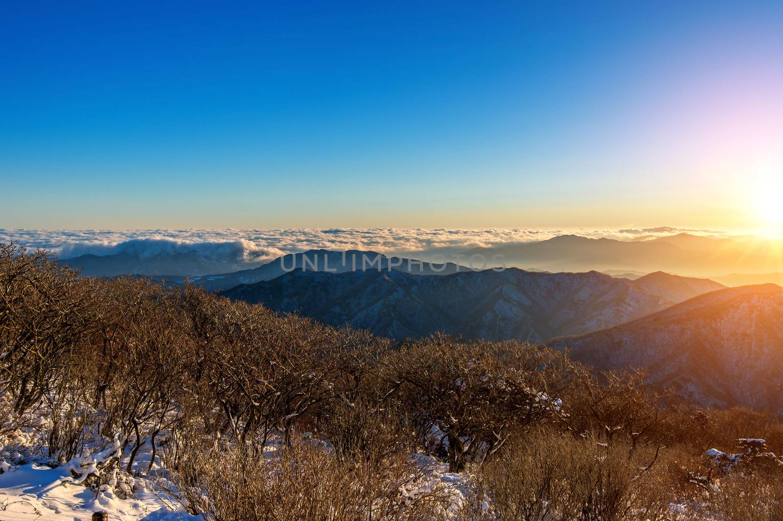 Sunrise with beautiful Lens Flare at Deogyusan mountains in wint by gutarphotoghaphy