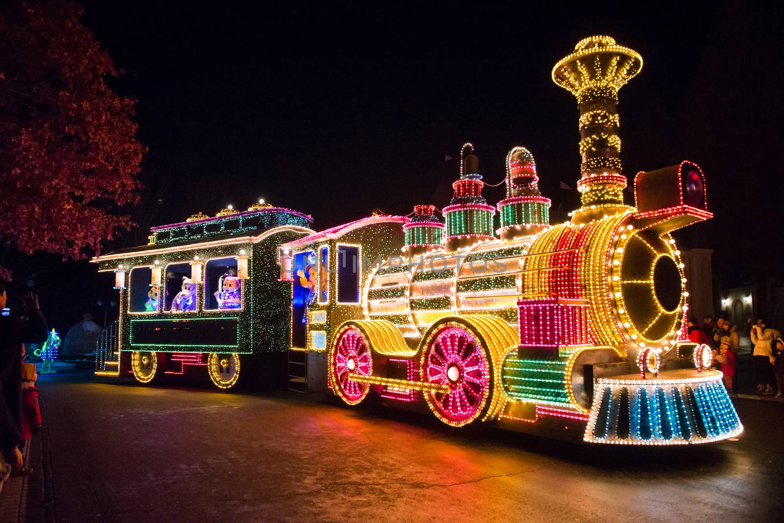 A beautiful parade at night in Everland. by gutarphotoghaphy