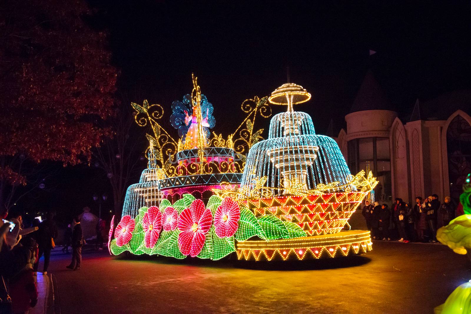 A beautiful parade at night in Everland. by gutarphotoghaphy