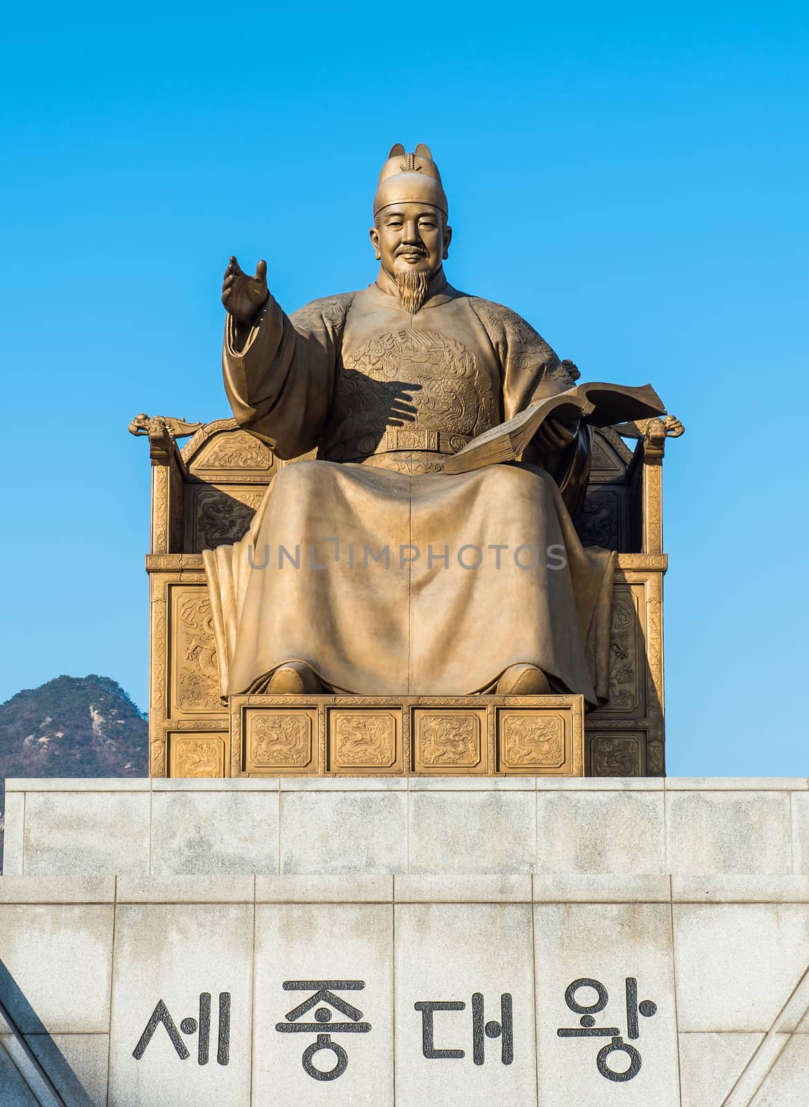 Statue of Sejong the great, King of South Korea. by gutarphotoghaphy