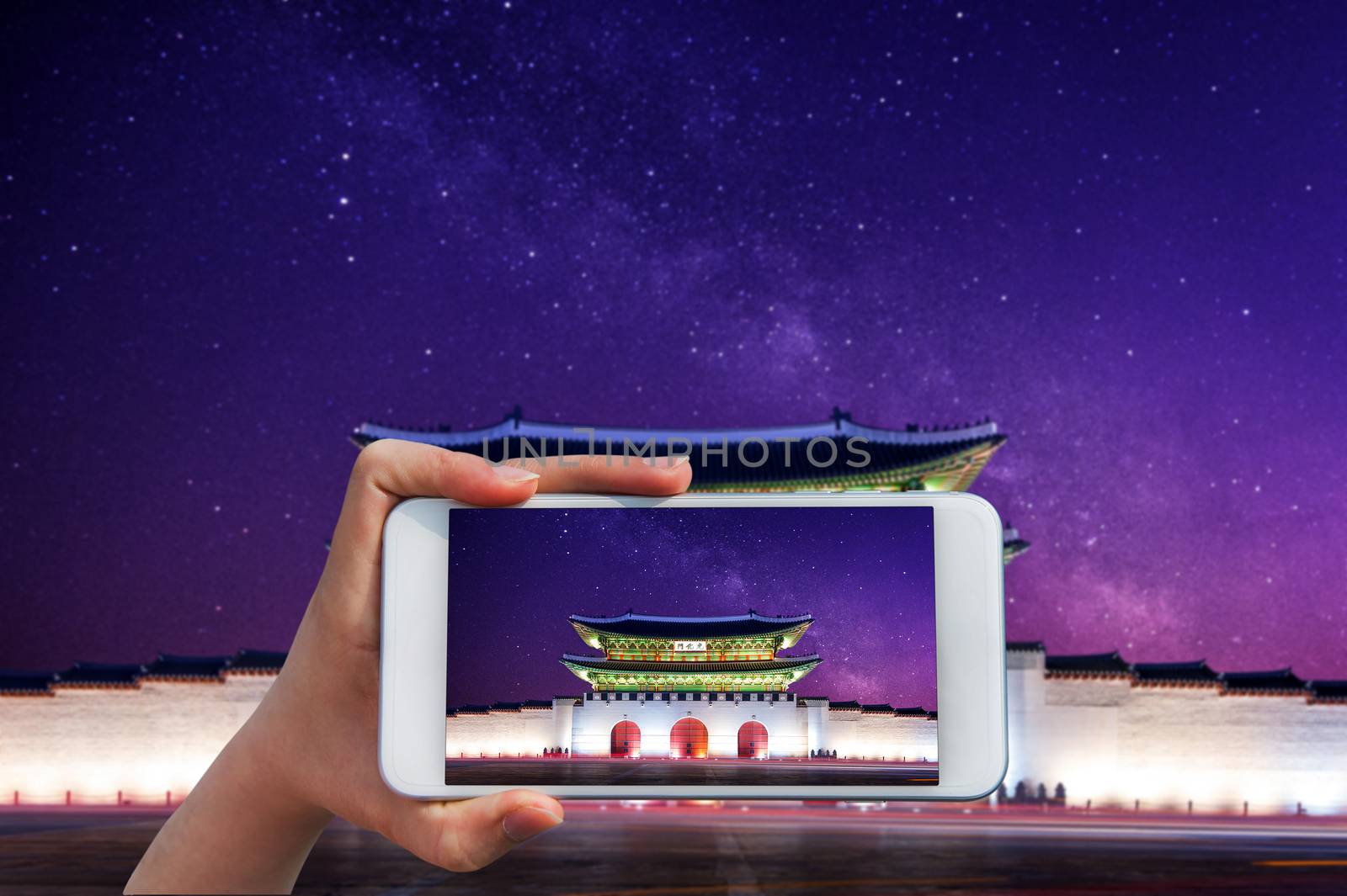 Hand holding smart phone take a photo at Gyeongbokgung palace and Milky Way 