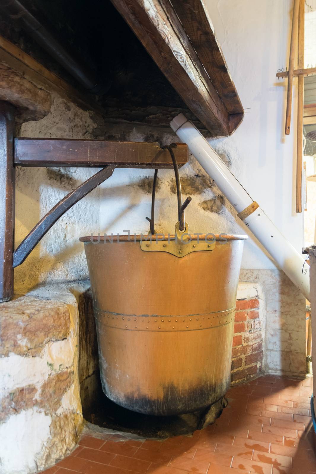 Copper pot under which a fire is lit, used to produce ricotta cheese.