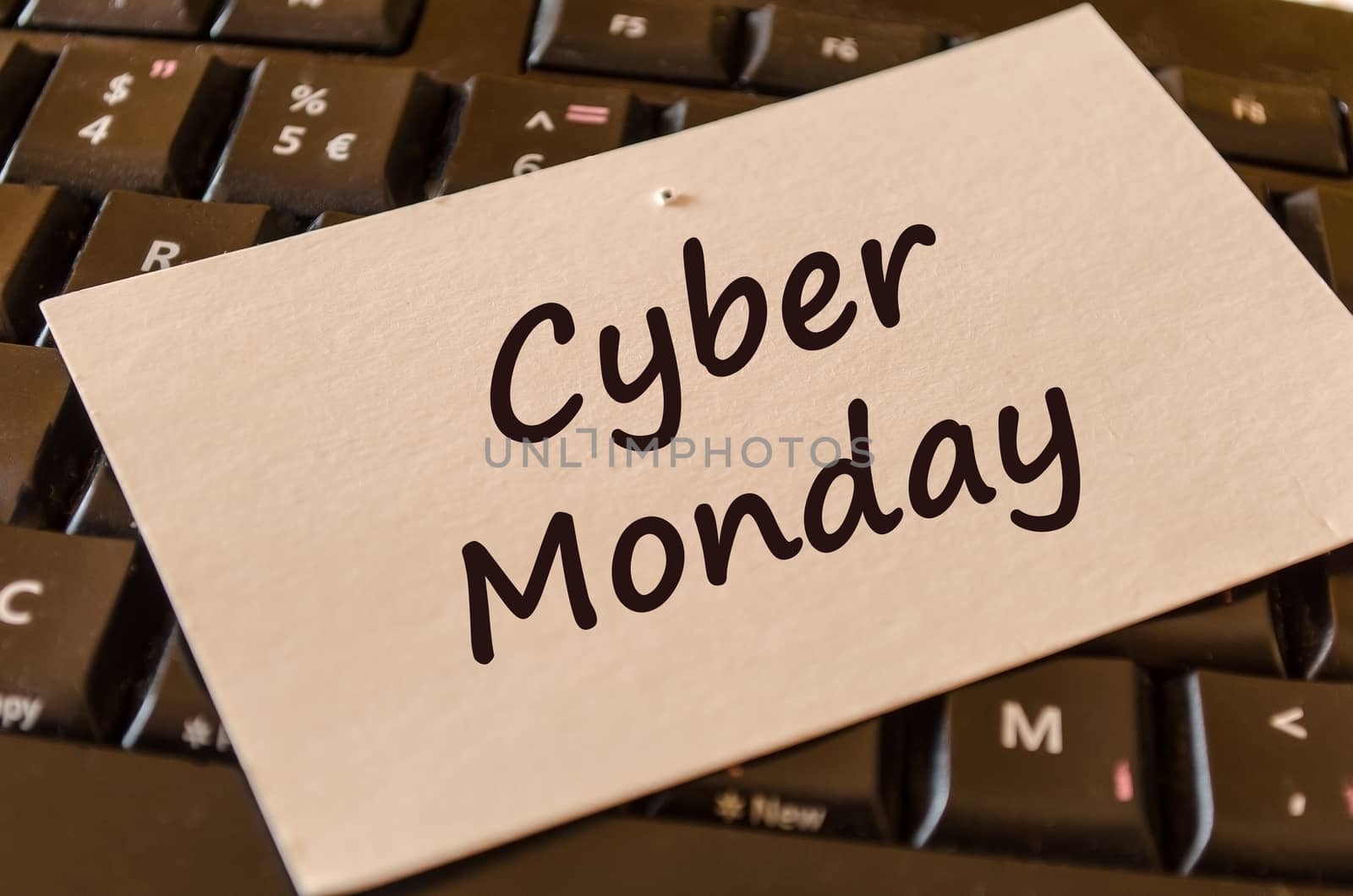 Computer Keyboard with white note and text cyber monday