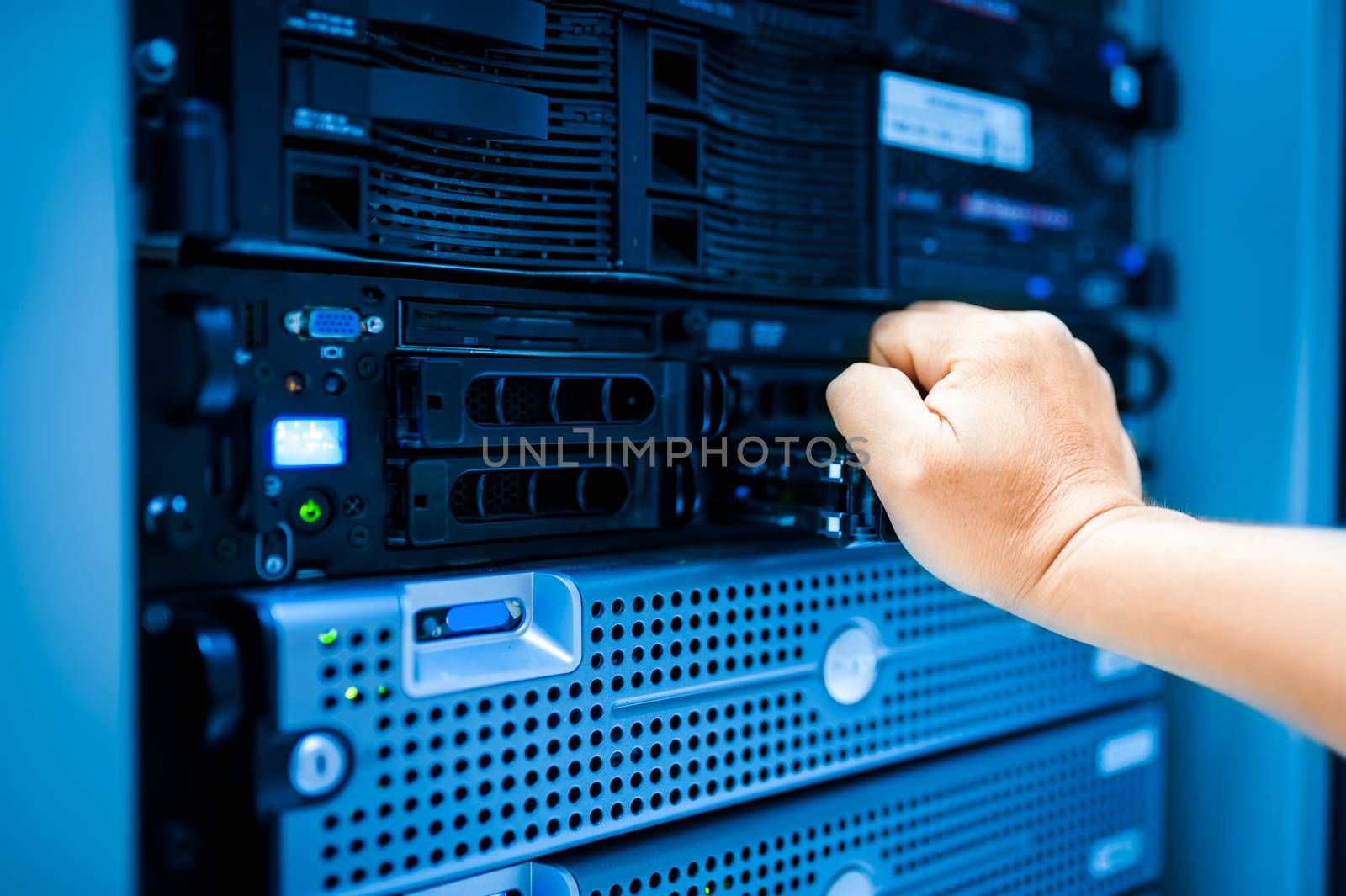 People fix server network in data room by panumazz@gmail.com