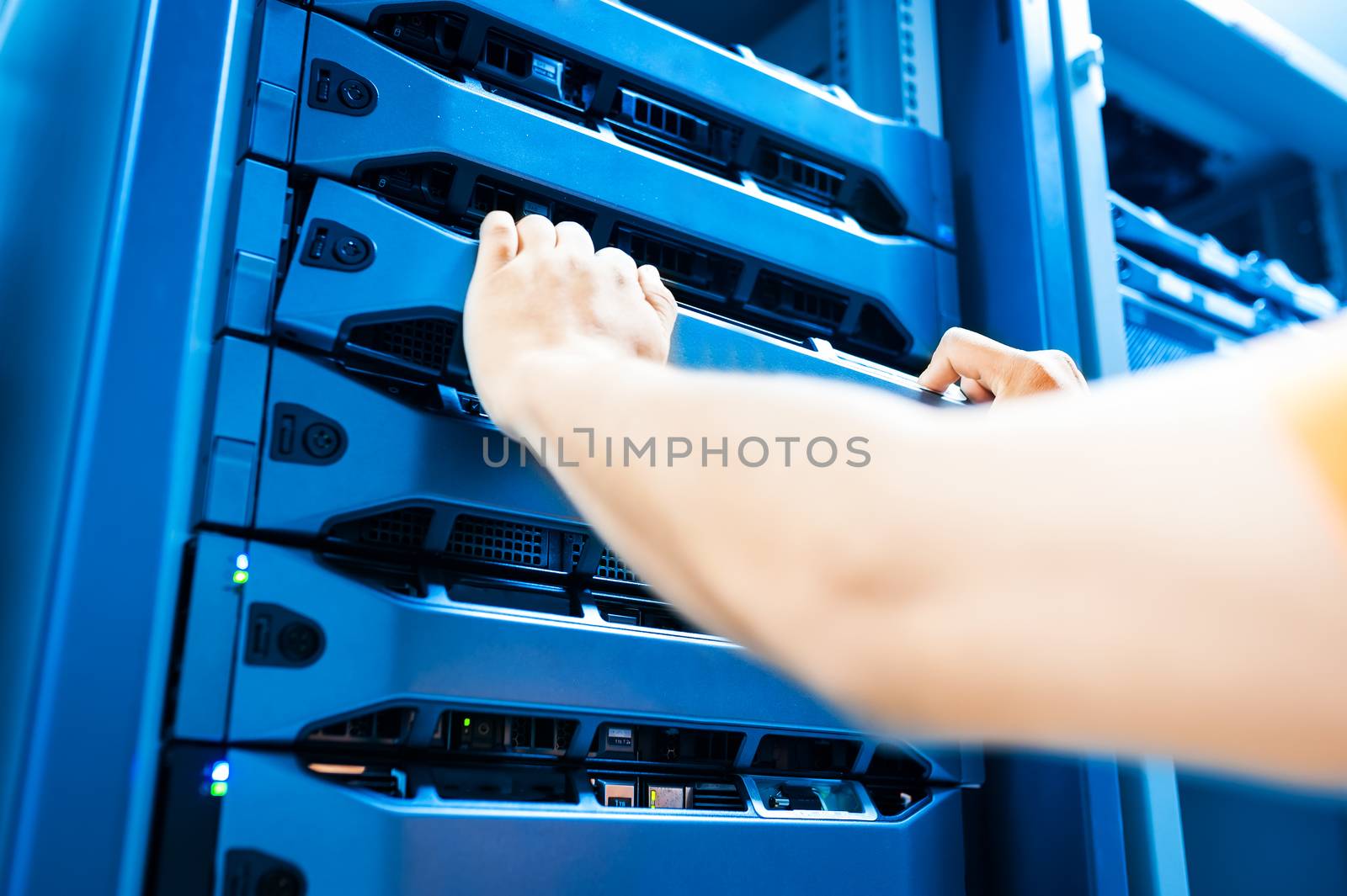 People fix server network in data room by panumazz@gmail.com