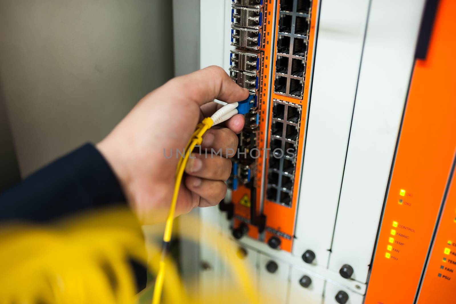 Fix network switch in data center room .