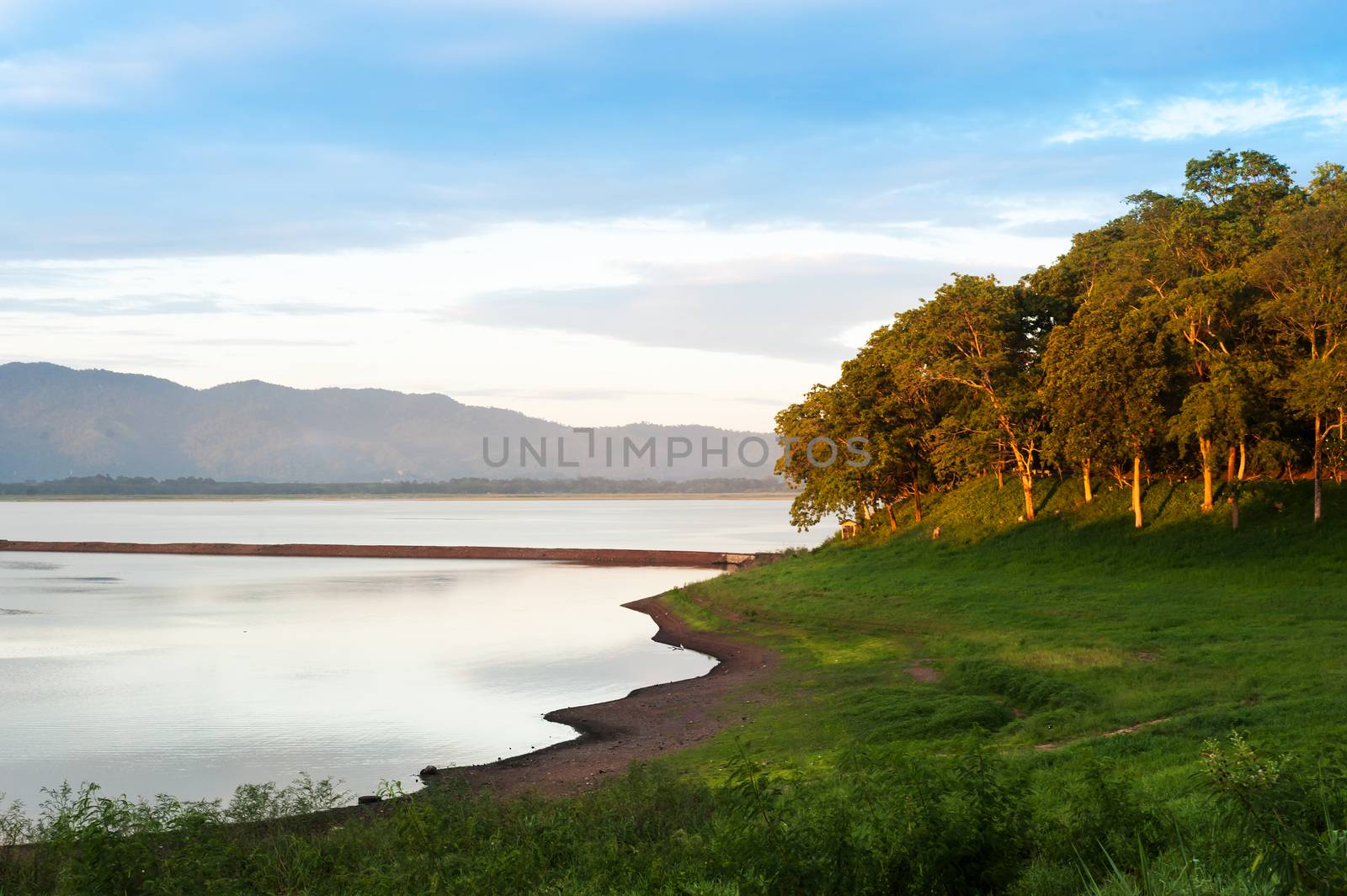  An reservoir in season change .