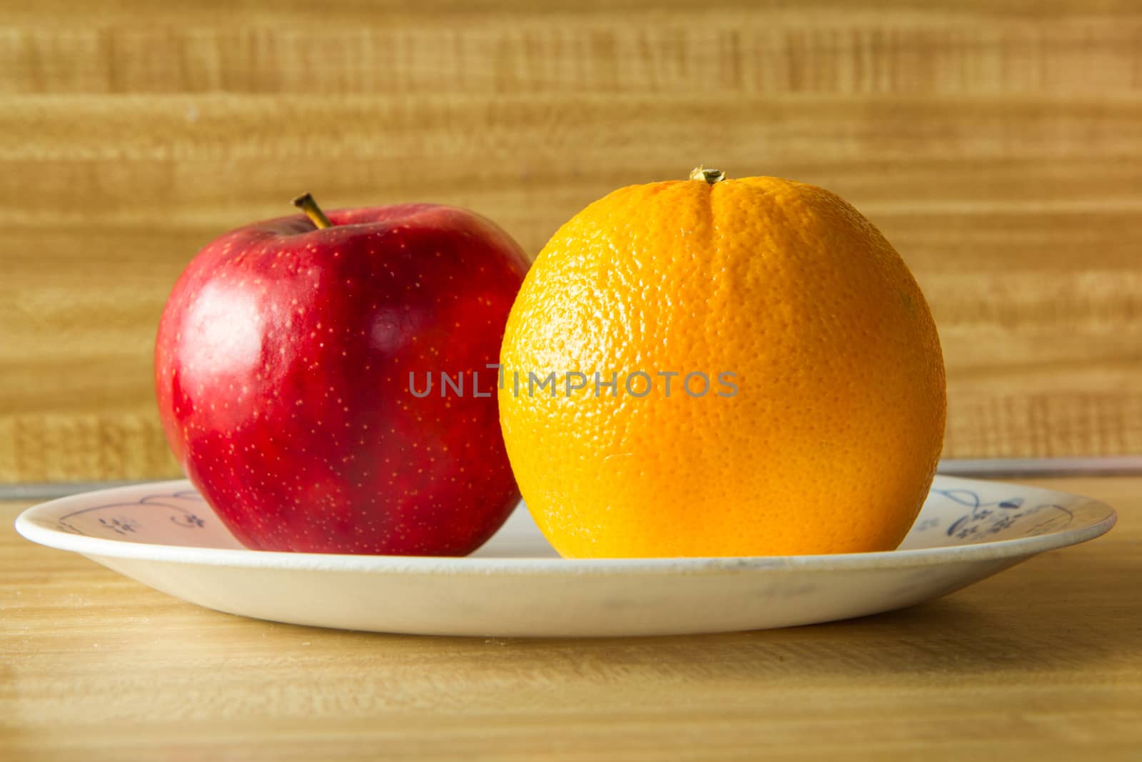 orange and apple that are a healthy snack to eat