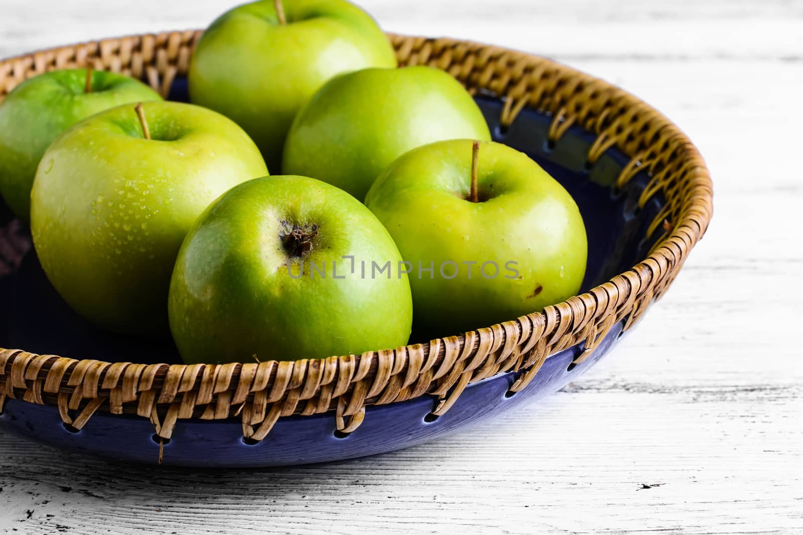 Ripe green apples by LMykola