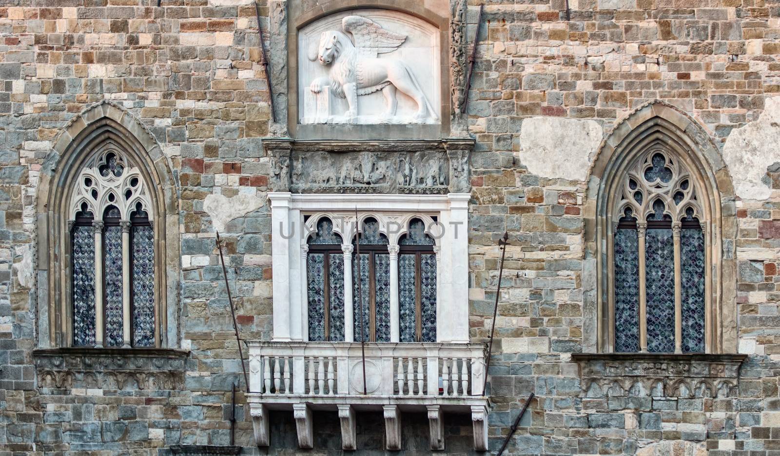 Built during the city’s most flourishing period as a Free Commune (late 1100), this is the oldest existing municipal building in Lombardy.