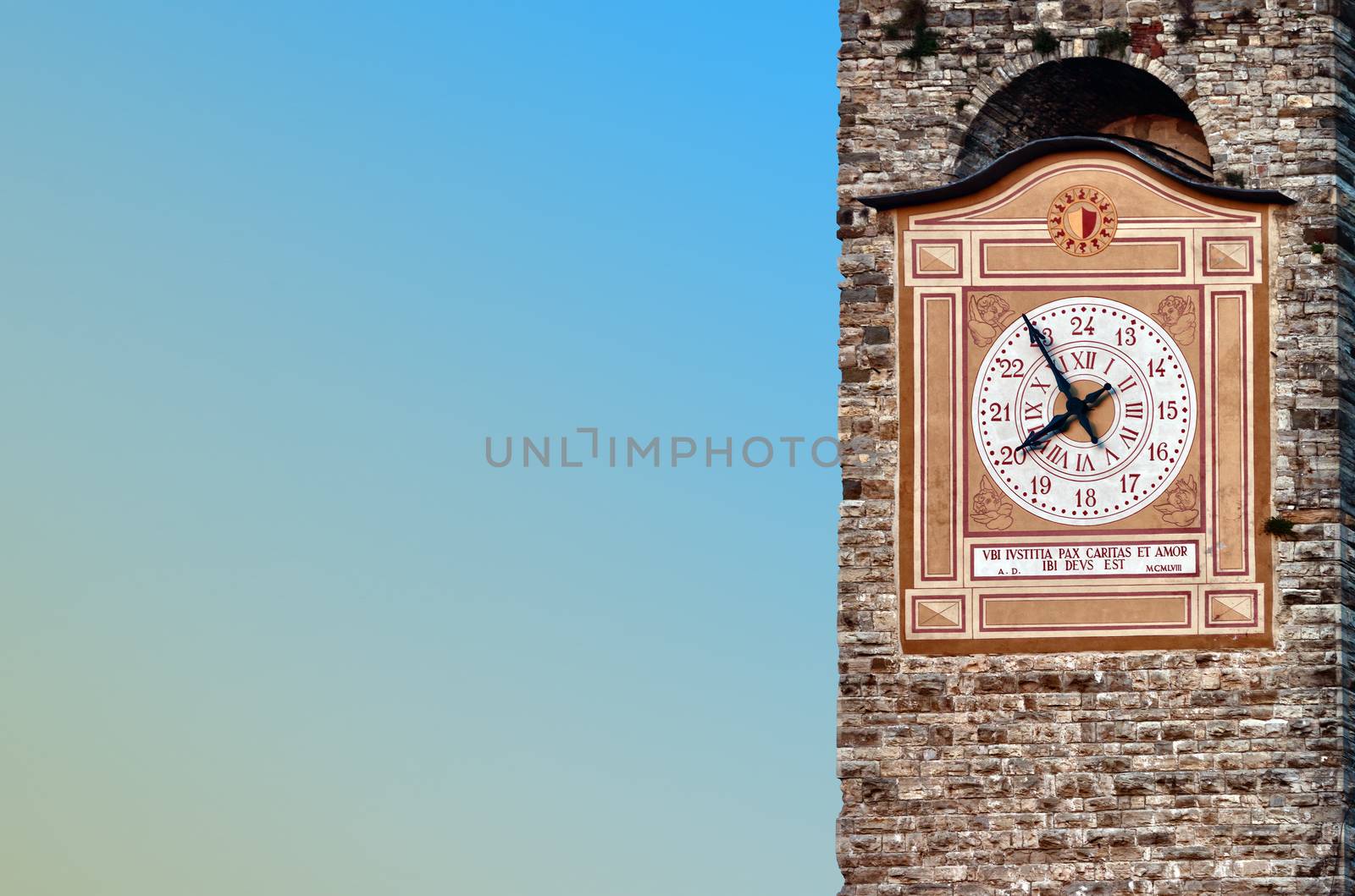 Hours of a belltower of a civil tower per Bergamo.