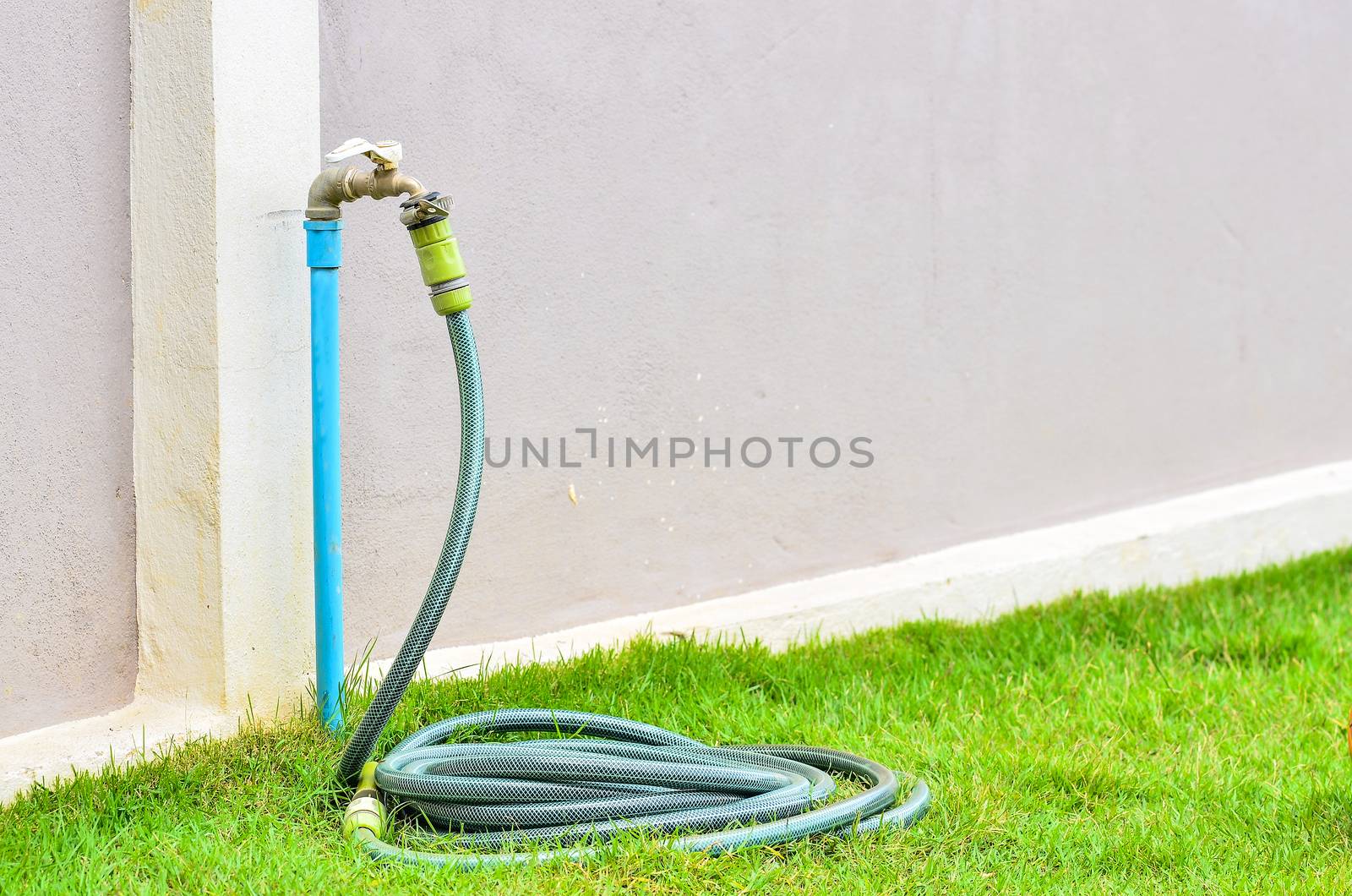 Reel of hose pipe and spraying head by raweenuttapong