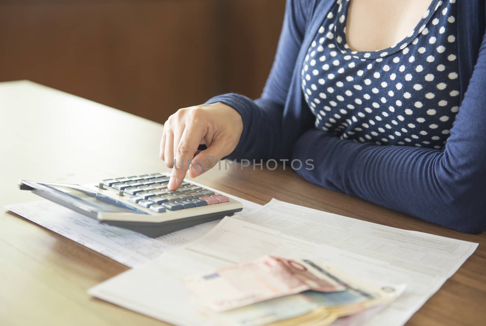 Women are calculating calculator to determine the cost to the invoice.