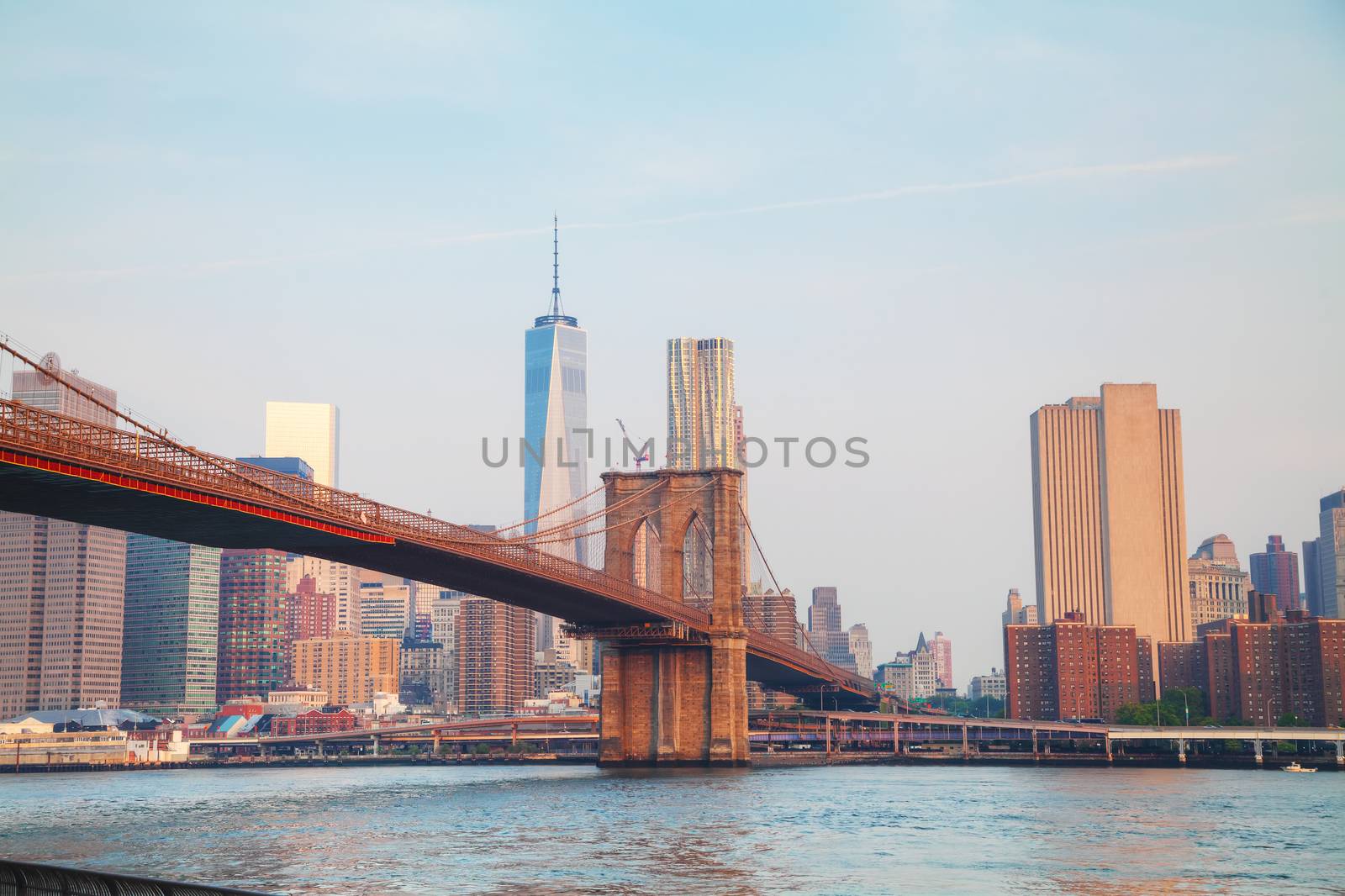 Lower Manhattan cityscape with the Brooklyn bridge