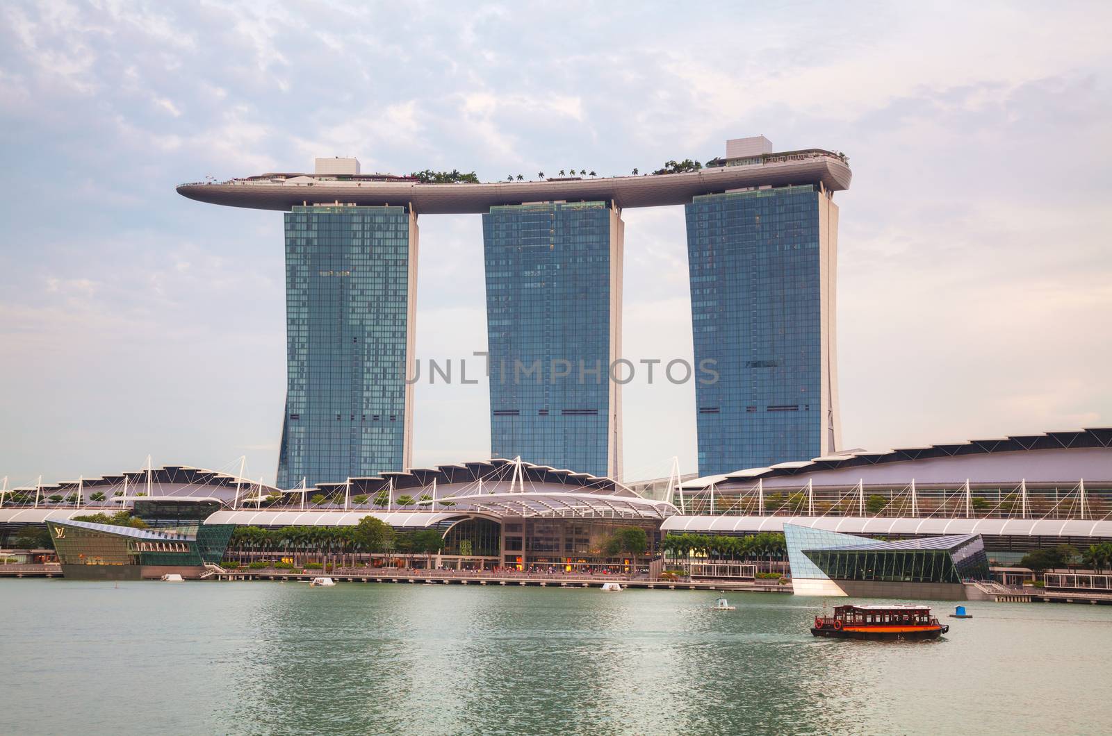 Overview of the marina bay with the Marina Bay Sands in Singapor by AndreyKr