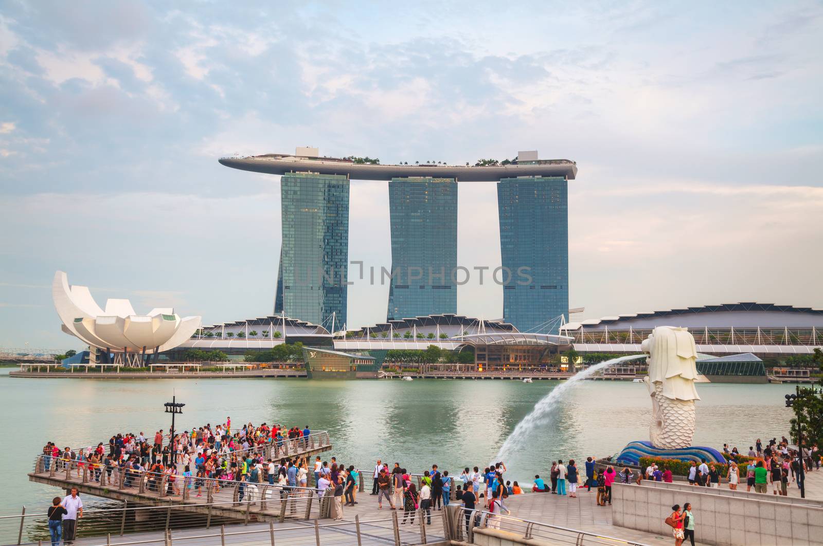 Overview of the marina bay with the Merlion and Marina Bay Sands by AndreyKr