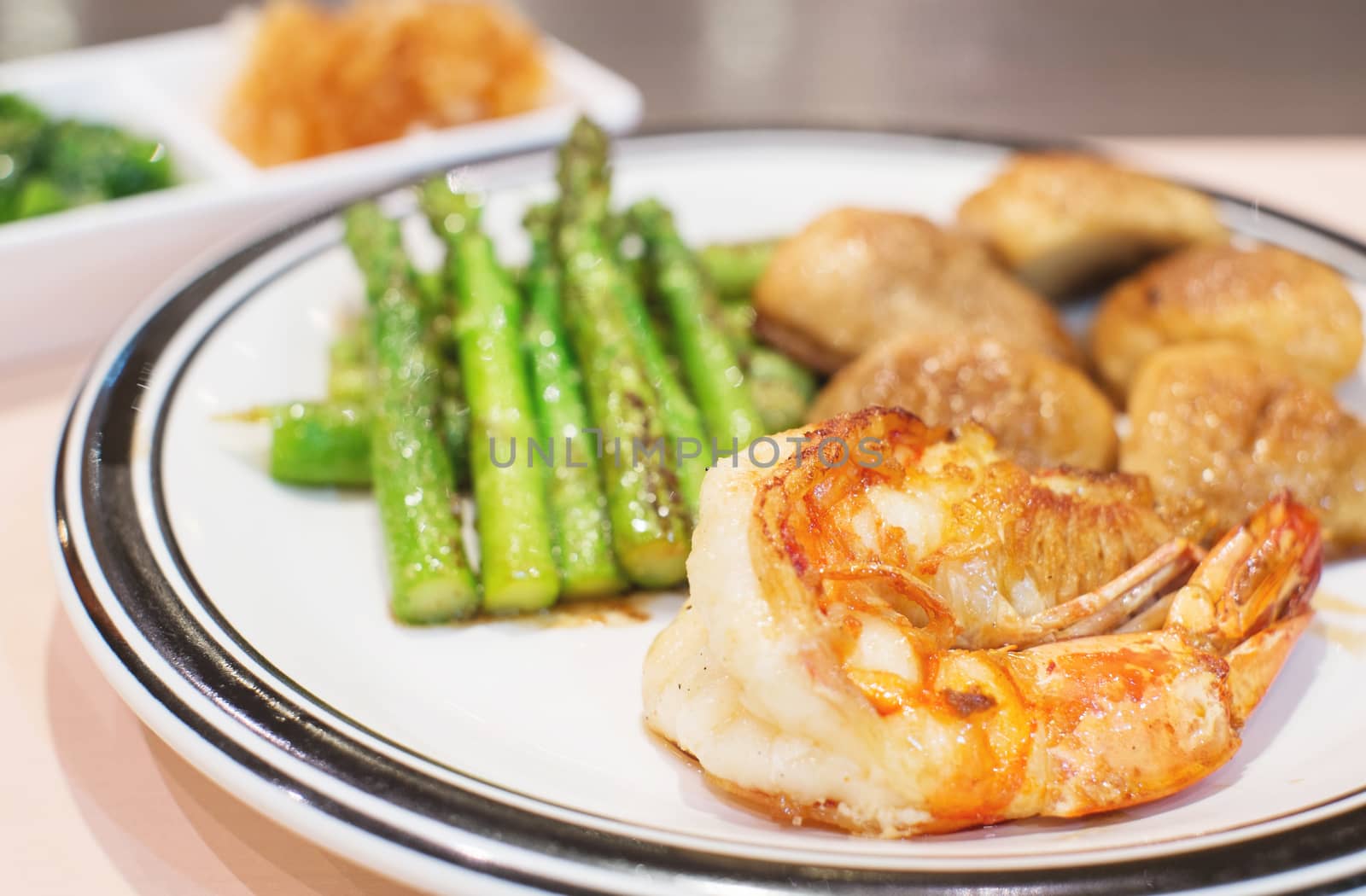 prawn steak with mushroom and asparagus