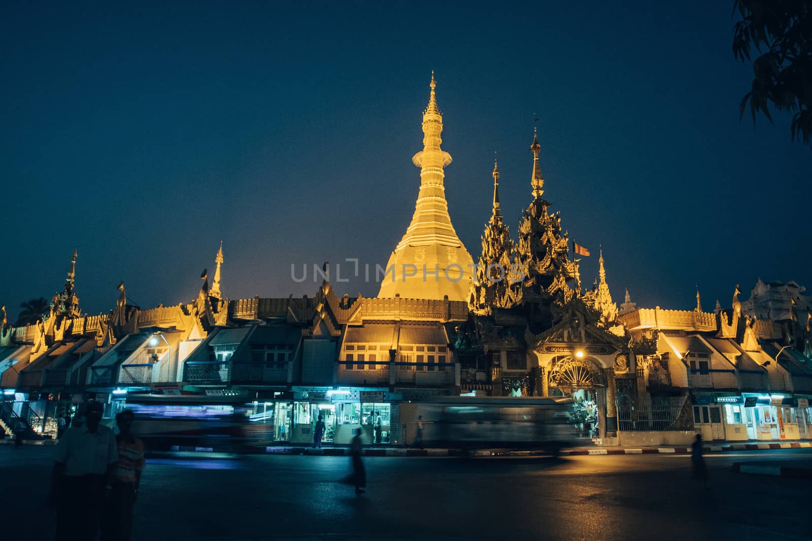 Sule Pagoda at Night by kargoo