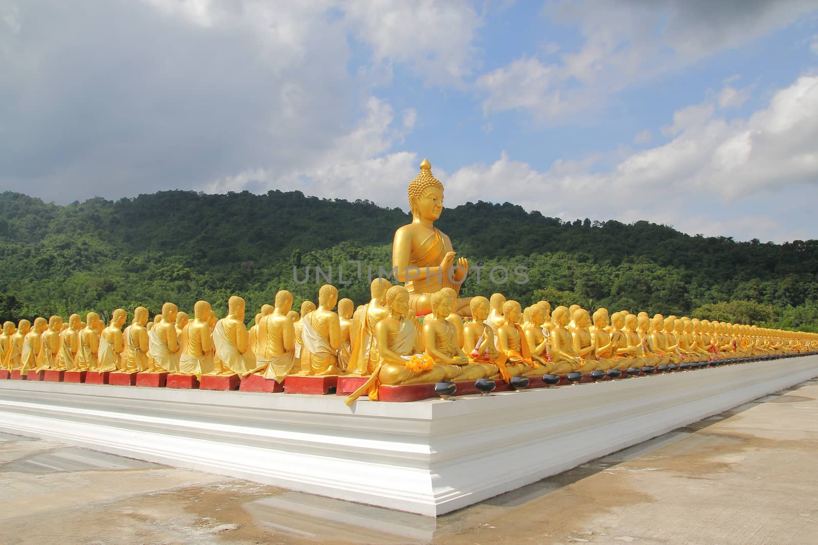 Aligned statues of Buddha by pumppump