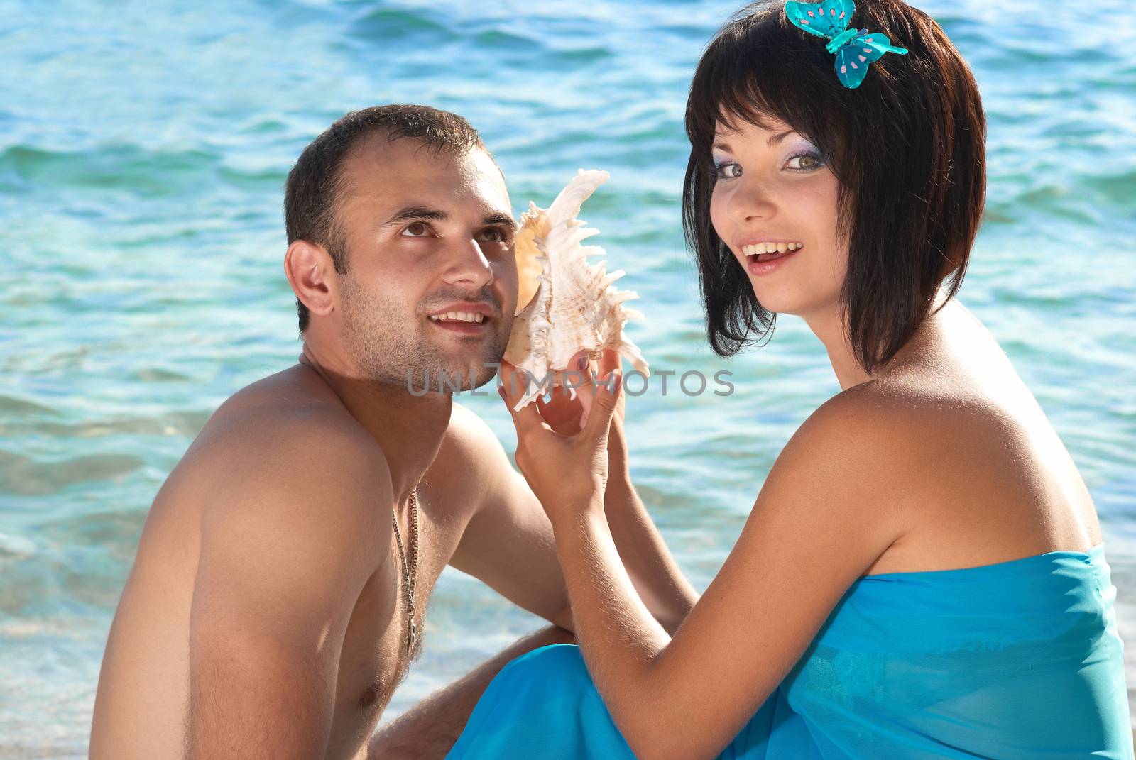 Young couple with seashell by vapi