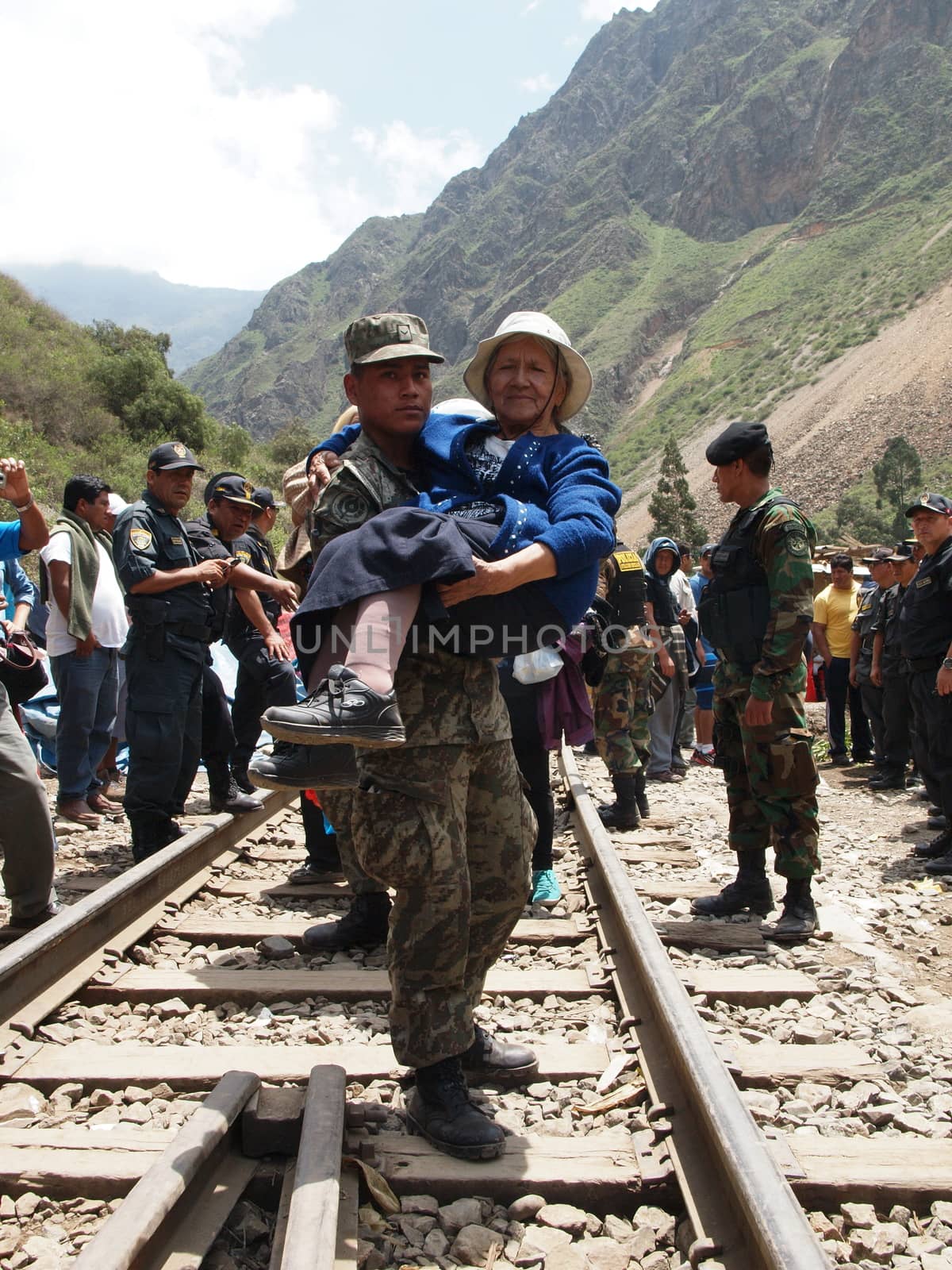 PERU, San Miguel de Viso: A soldier carries a victim after a mudslide on February 28, 2016 in San Miguel de Viso, at 80 kilometers eastern of Lima. Heavy rains have caused a series of mudslides that destroyed several sections of roads near Lima. 
