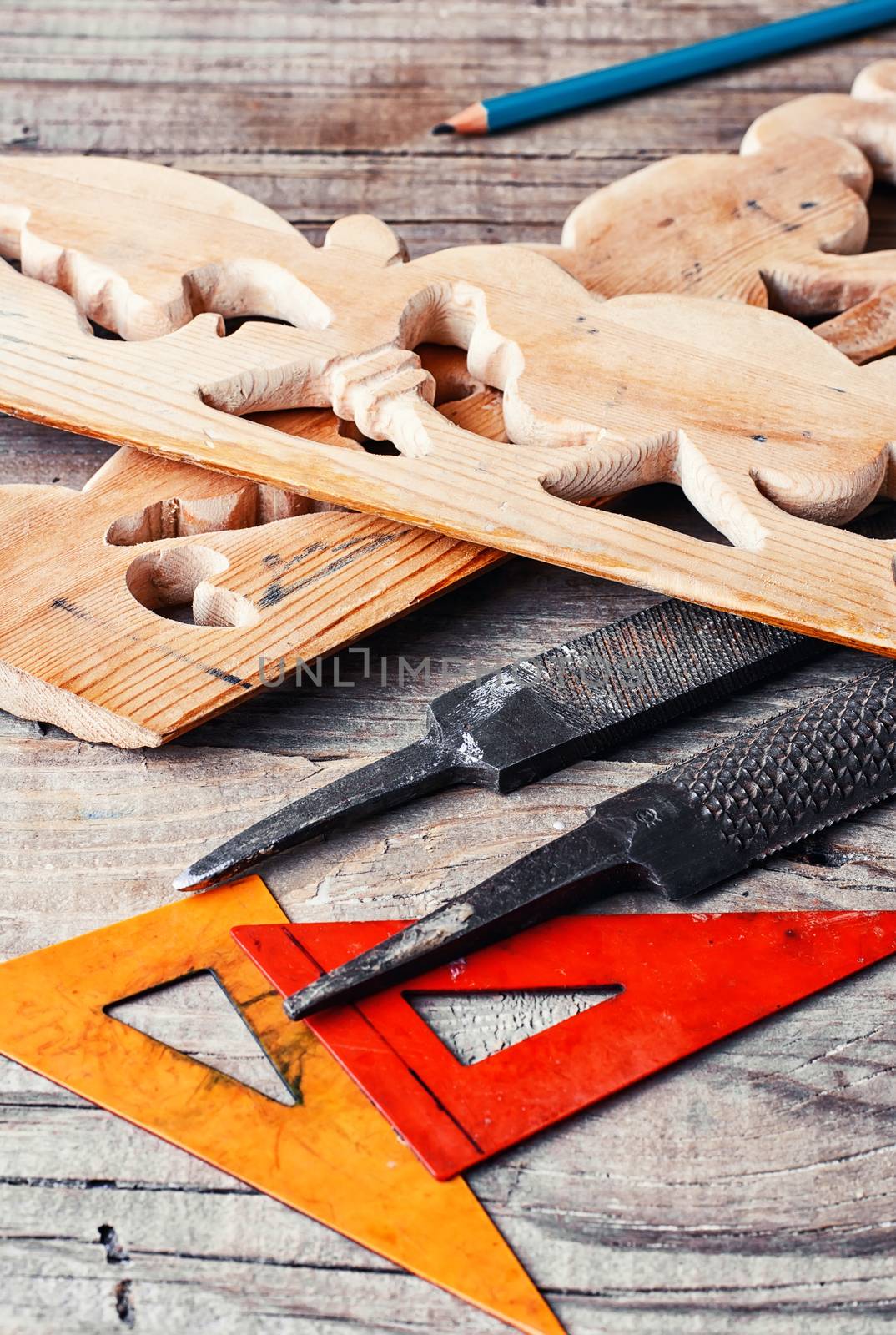 Manually sawn figured wood products and files for wood processing