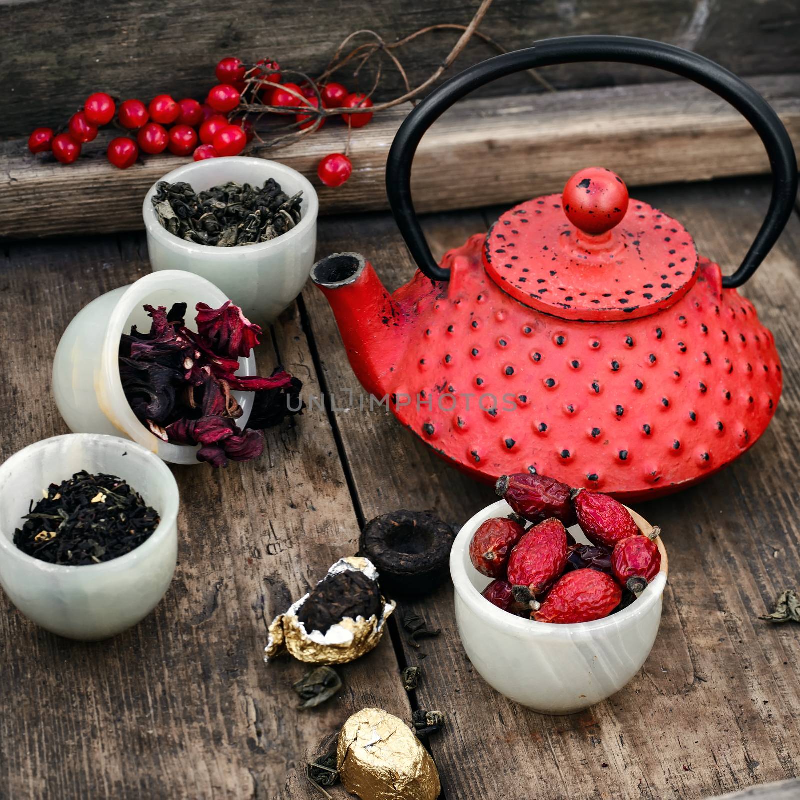 Teapot and dry tea leaves of several varieties