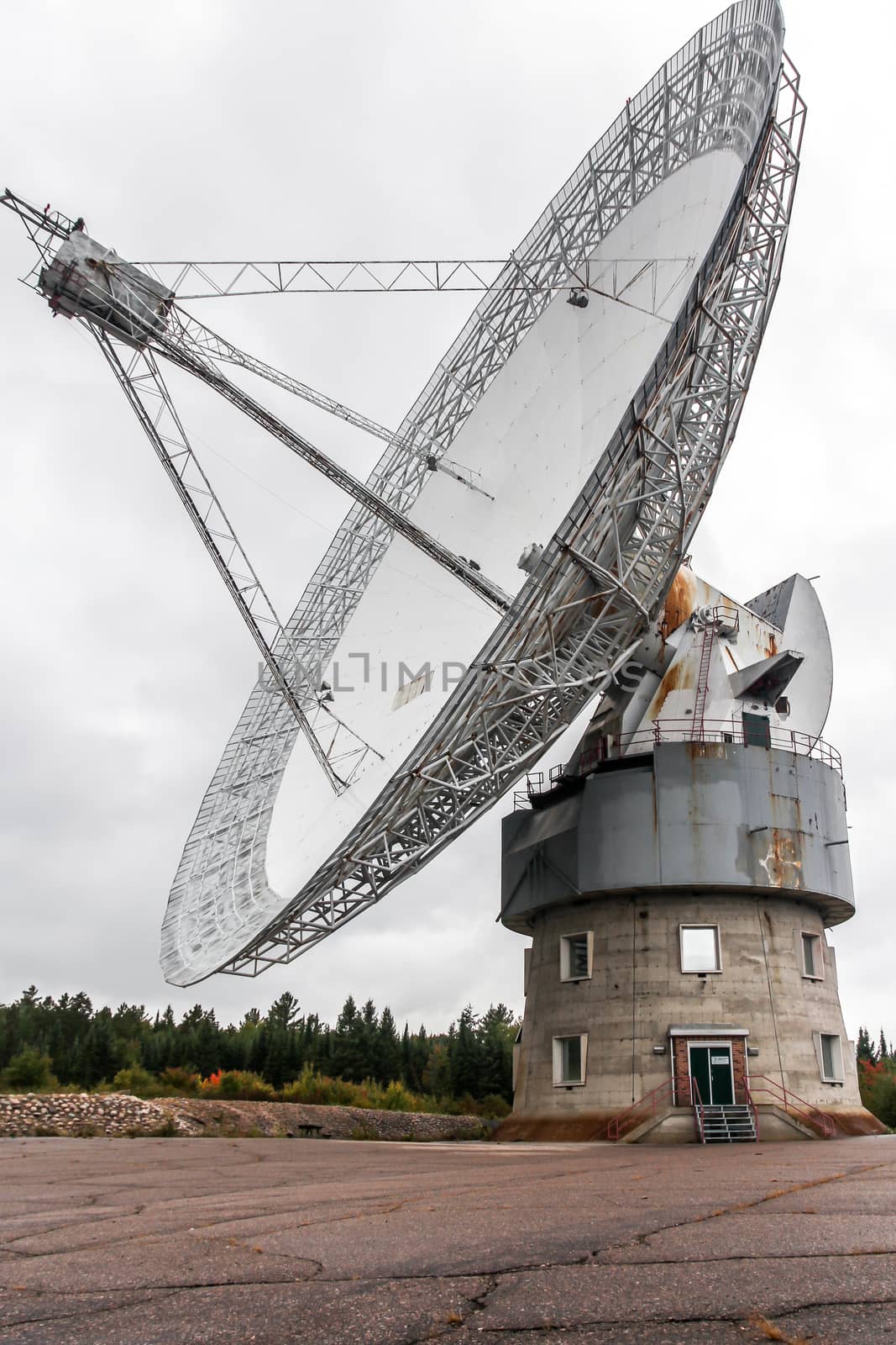 Old radiotelescope by lprising