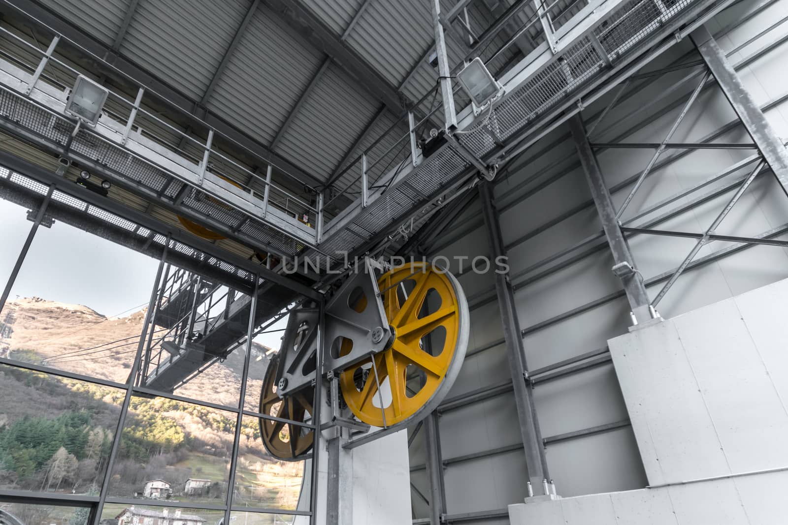 Detail of the mechanisms that allow the operation of a cableway. by Isaac74