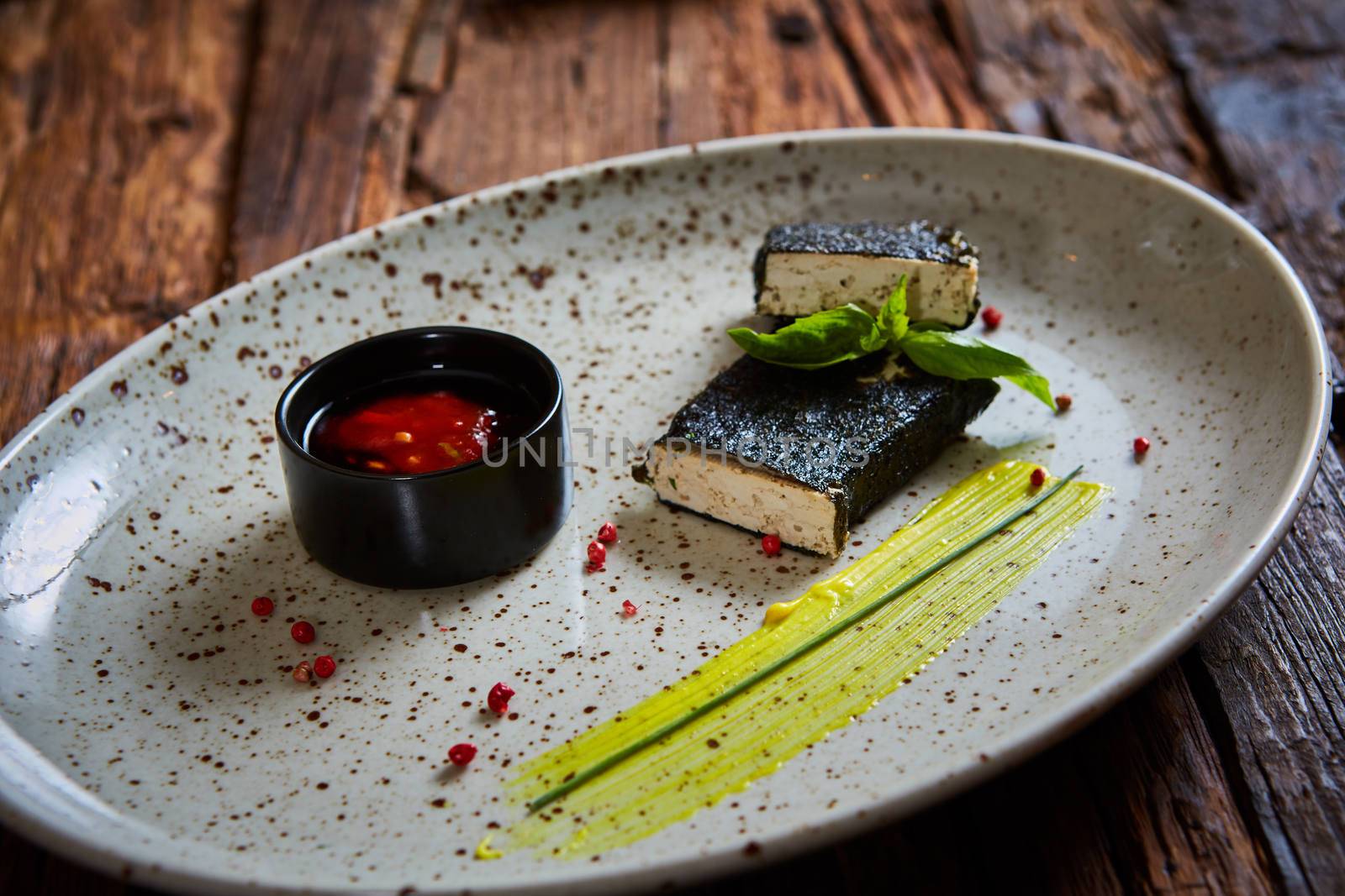 Tofu fried in nori. Served with sauce. Vegetarian food