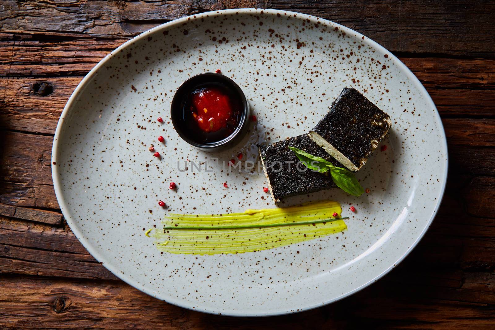 Tofu fried in nori. Served with sauce. Vegetarian food
