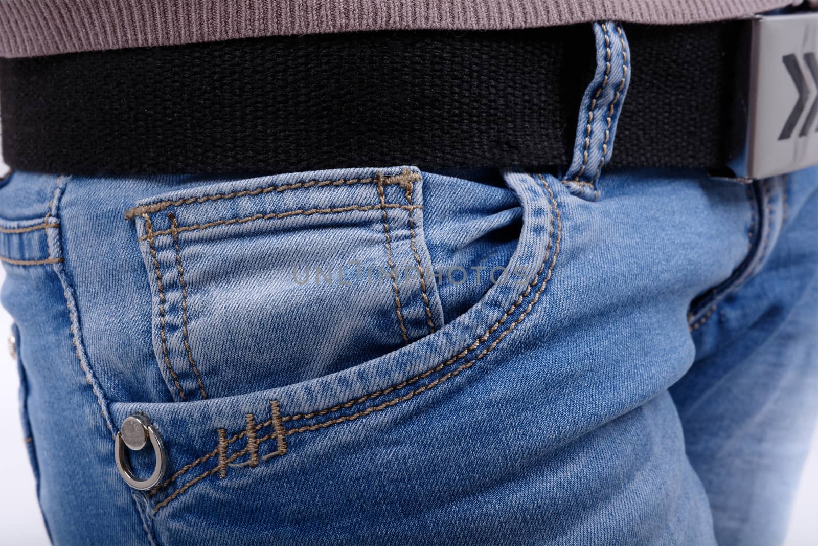 Pocket denim trousers with a black belt
