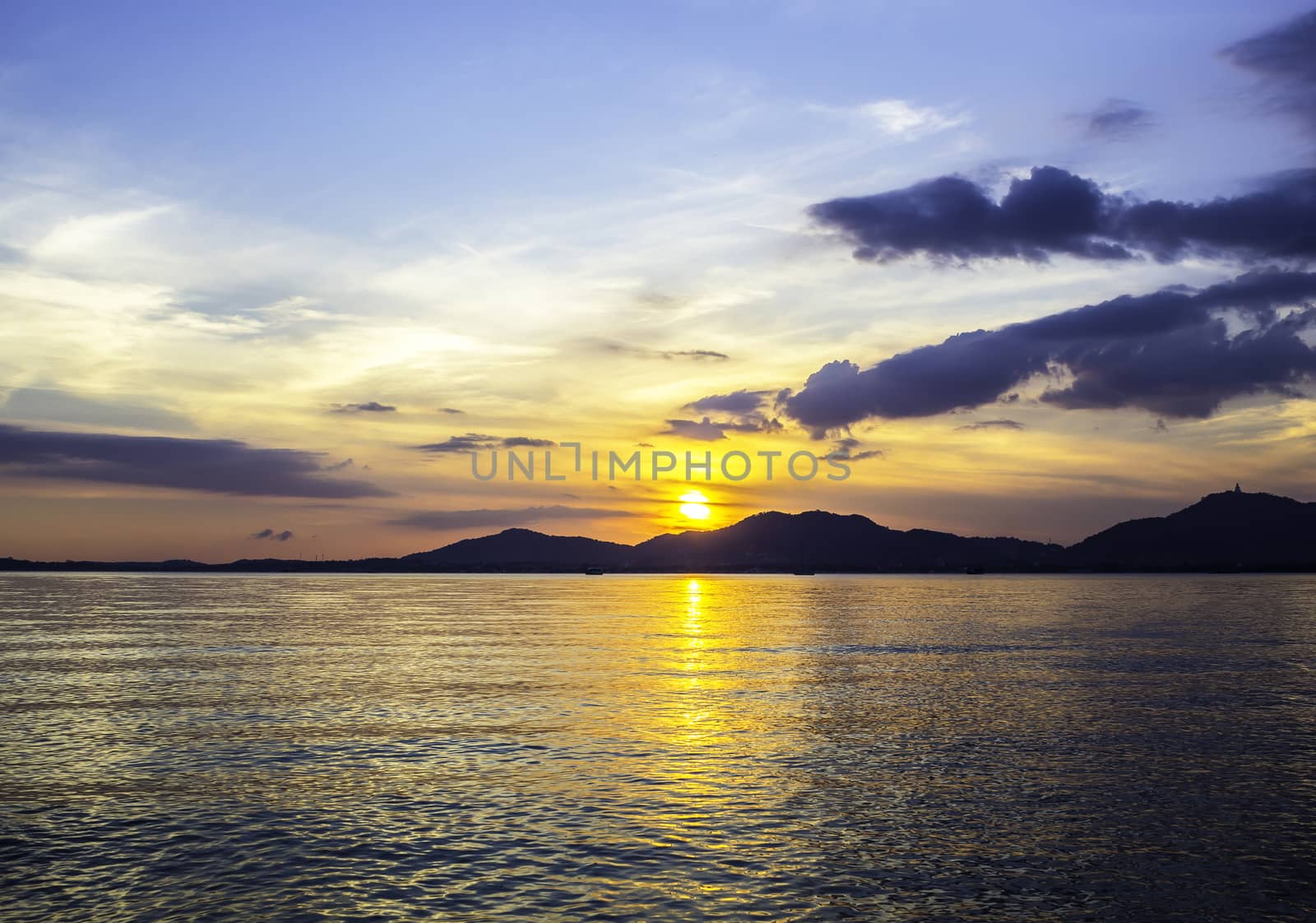 Closeu beautiful sunset with mountant on seascape