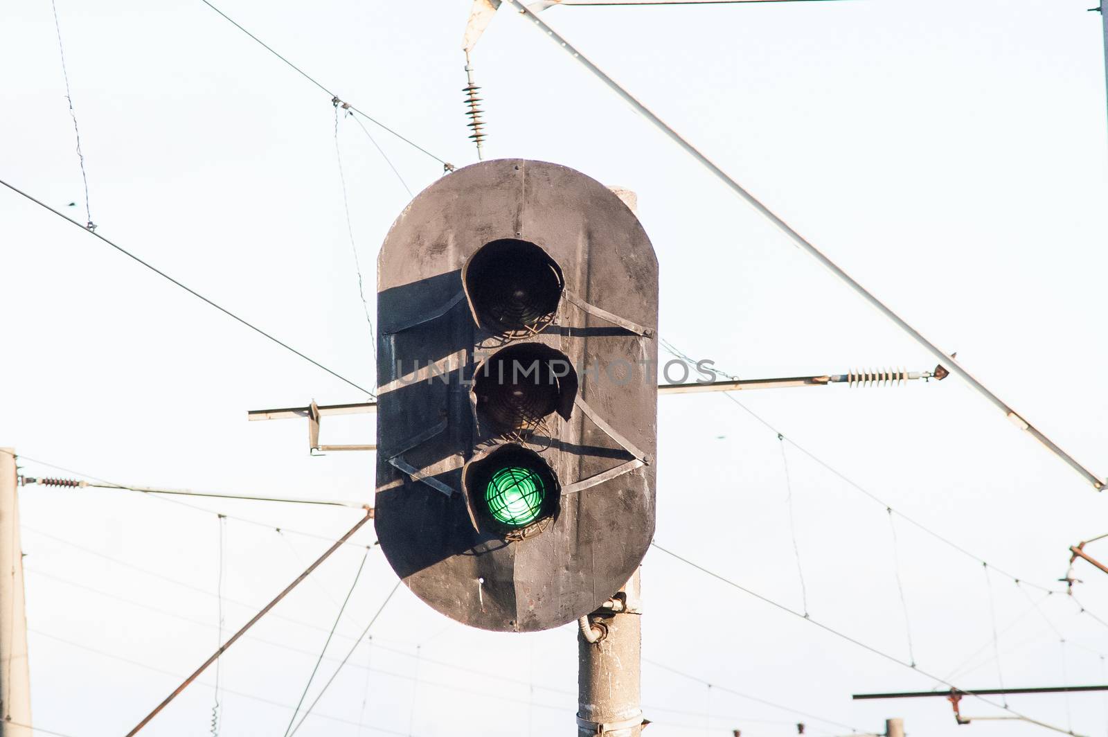 oval light with green light on the railroad