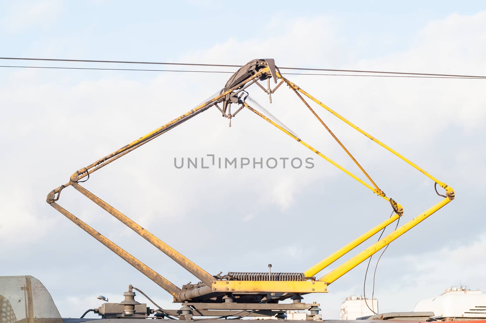 attachment to the wire on the roof of the tram