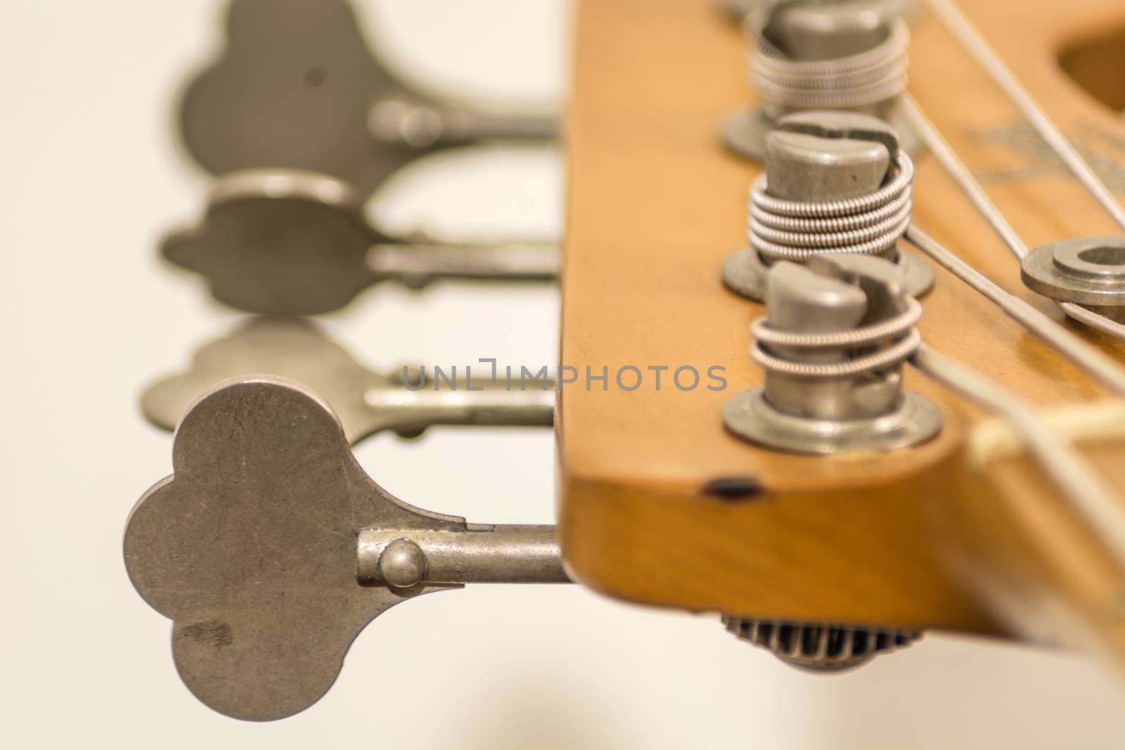 Electric bass tuning heads  by rarrarorro