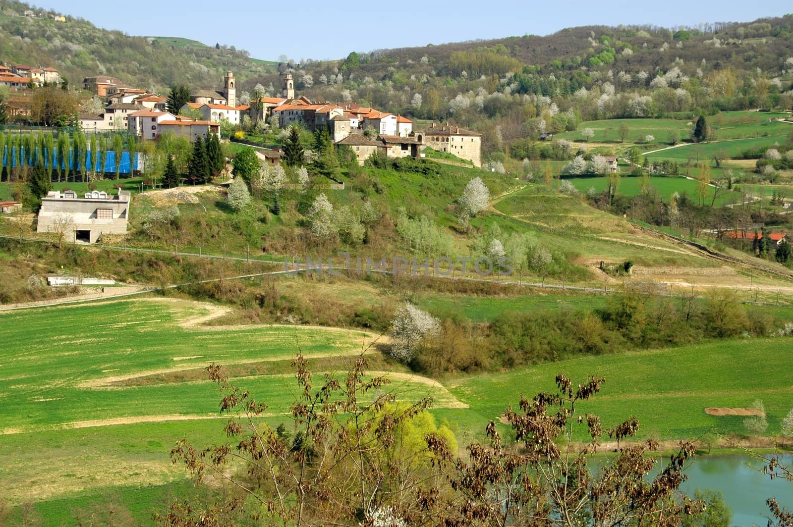 This photo represents a typical Langhe landscape with a village in the background.